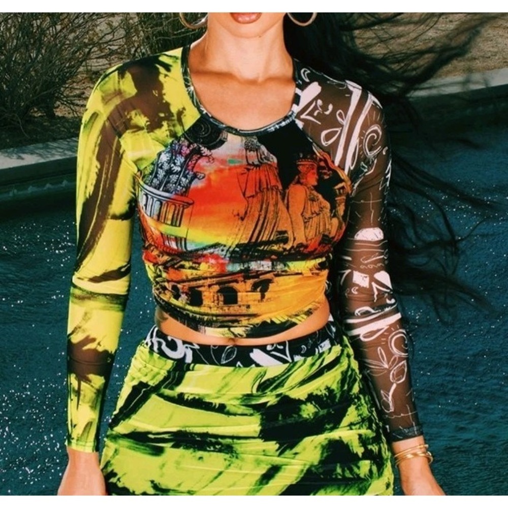 PrettyLittleThing Multicolor Graphic Crop Top